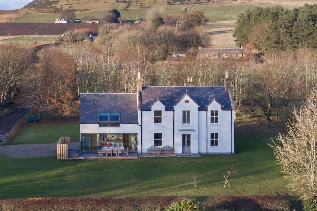 Greenmyre With Hot Tub Holiday home Kirriemuir