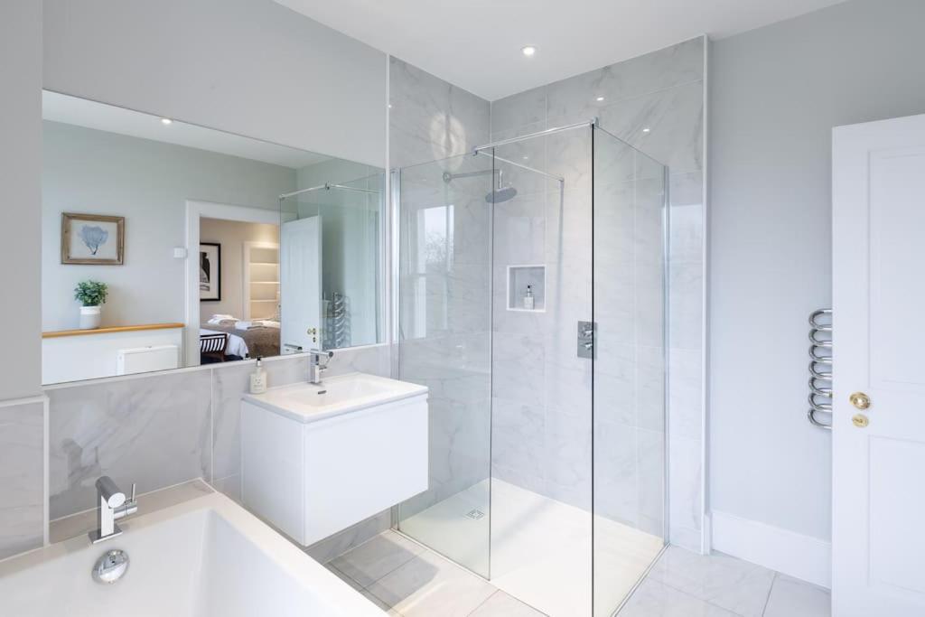 Greenmyre With Hot Tub Holiday home