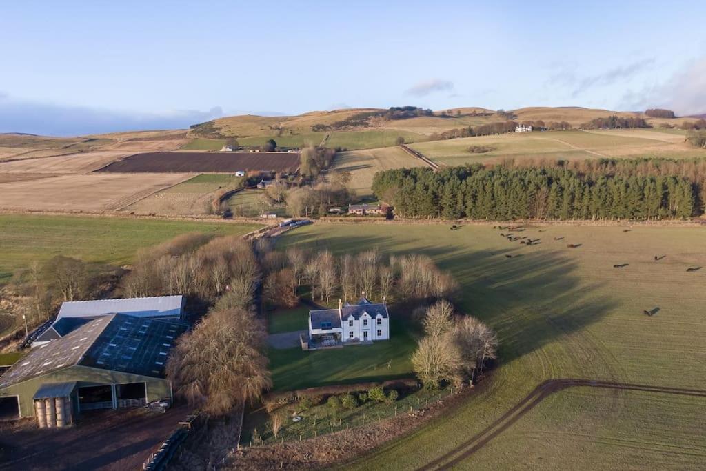 Greenmyre With Hot Tub Holiday home Kirriemuir
